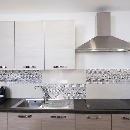 Casa Mirea Di Teti Con Piscina A Macari